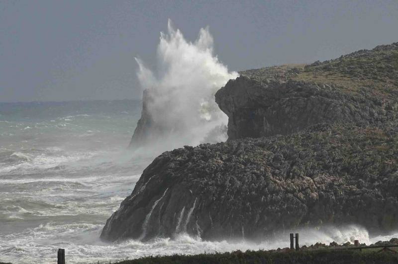 Olas de casi ocho metros en algunas zonas, alerta naranja por fuentes vientes y oleaje y Protección Civil recomendando alejarse de las zonas costeras. Aún así, algunas personas desafiaron el temporal para tomarse una foto en el puerto de Llanes, junto a los cubos de la Memoria de Ibarrola.