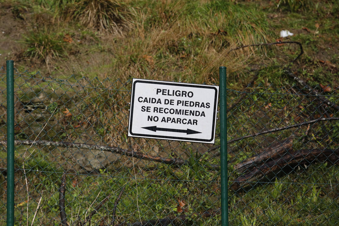 Los operarios han tenido que dedicarse a fondo tras el argayu de Tazones que ha obligado a desalojar dos establecimientos hosteleros y una vivienda y amenaza a otros edificios. 