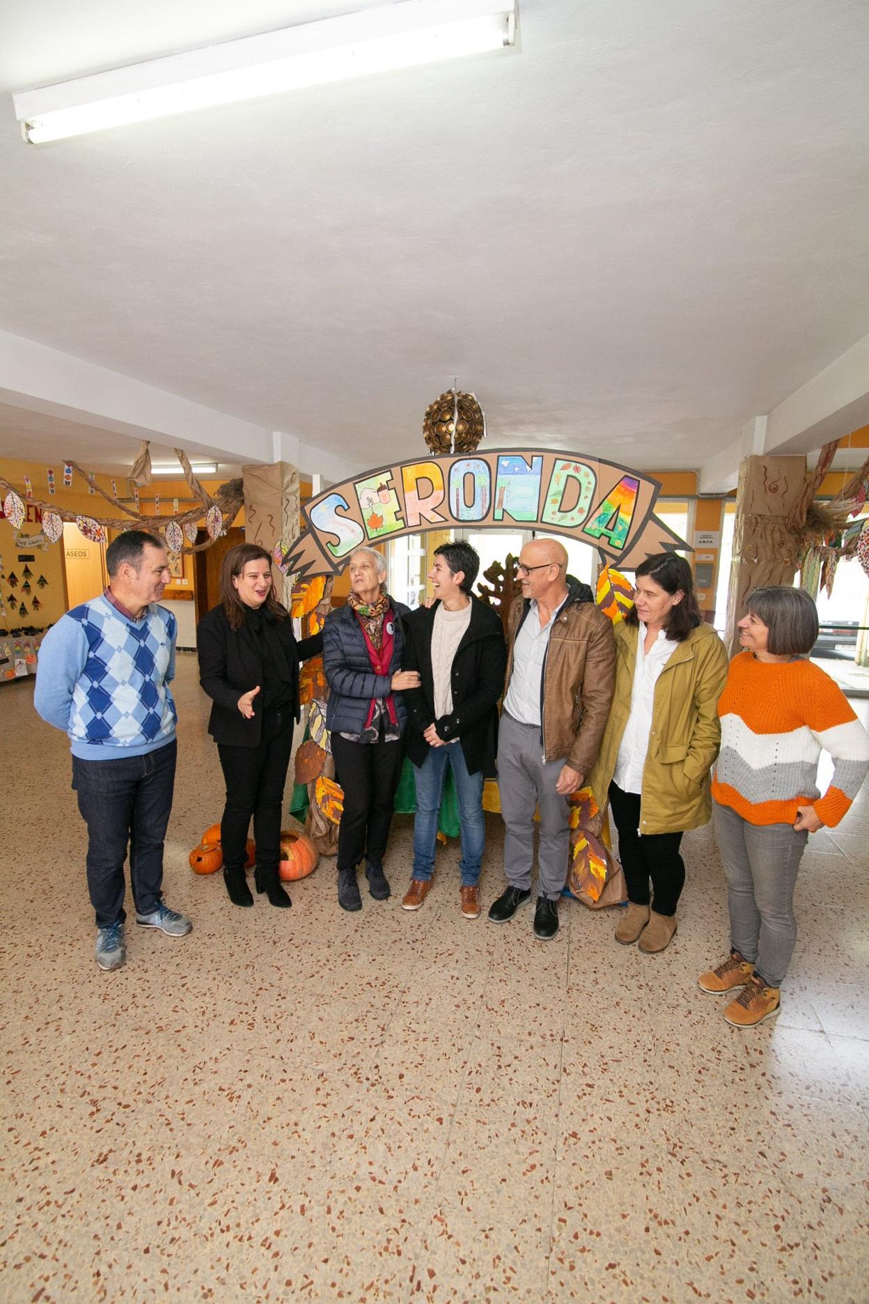 La consejera, durante su visita al colegio. 