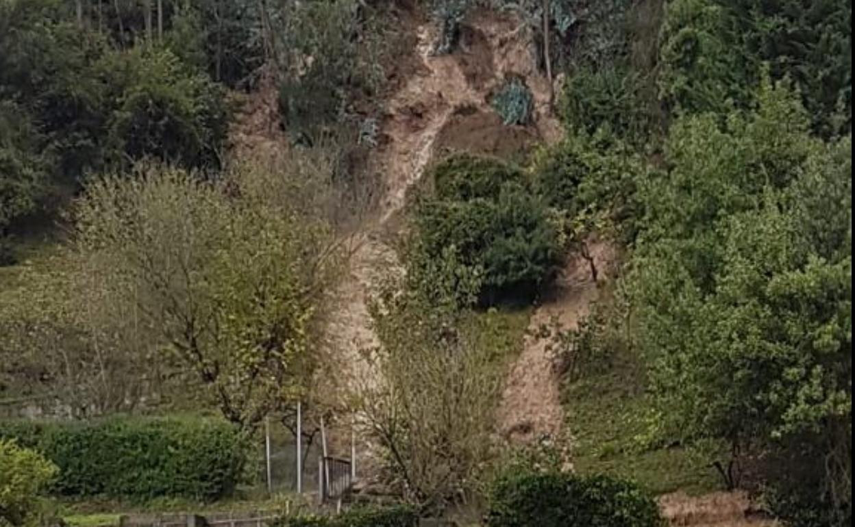 El gran argayo que ocupa parte de la ladera de Tazones, a punto de alcanzar las viviendas. 