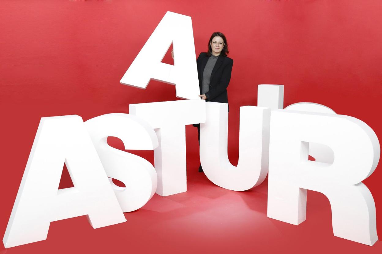 La candidata al Congreso del PSOE Adriana Lastra, con las letras de la palabra 'Asturias'. :: J. C. TUERO