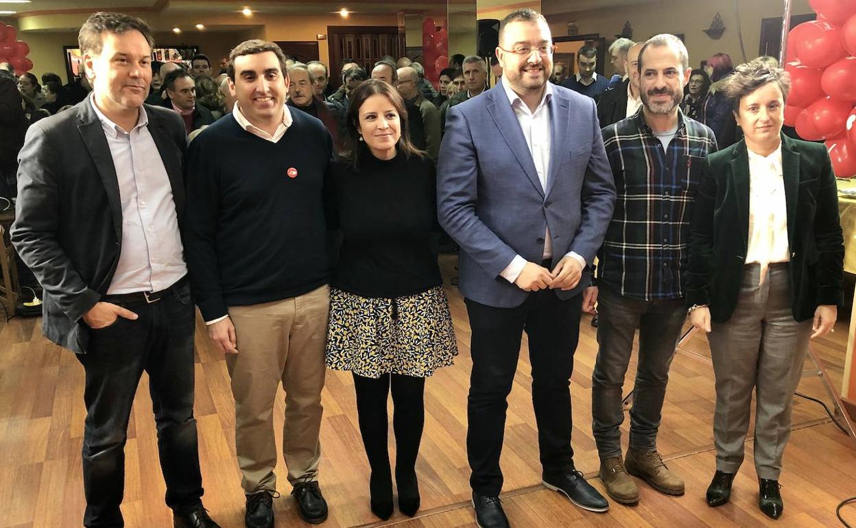 Miembros del PSOE, durante el cierre de la campaña electoral del 10-N en Asturias. 