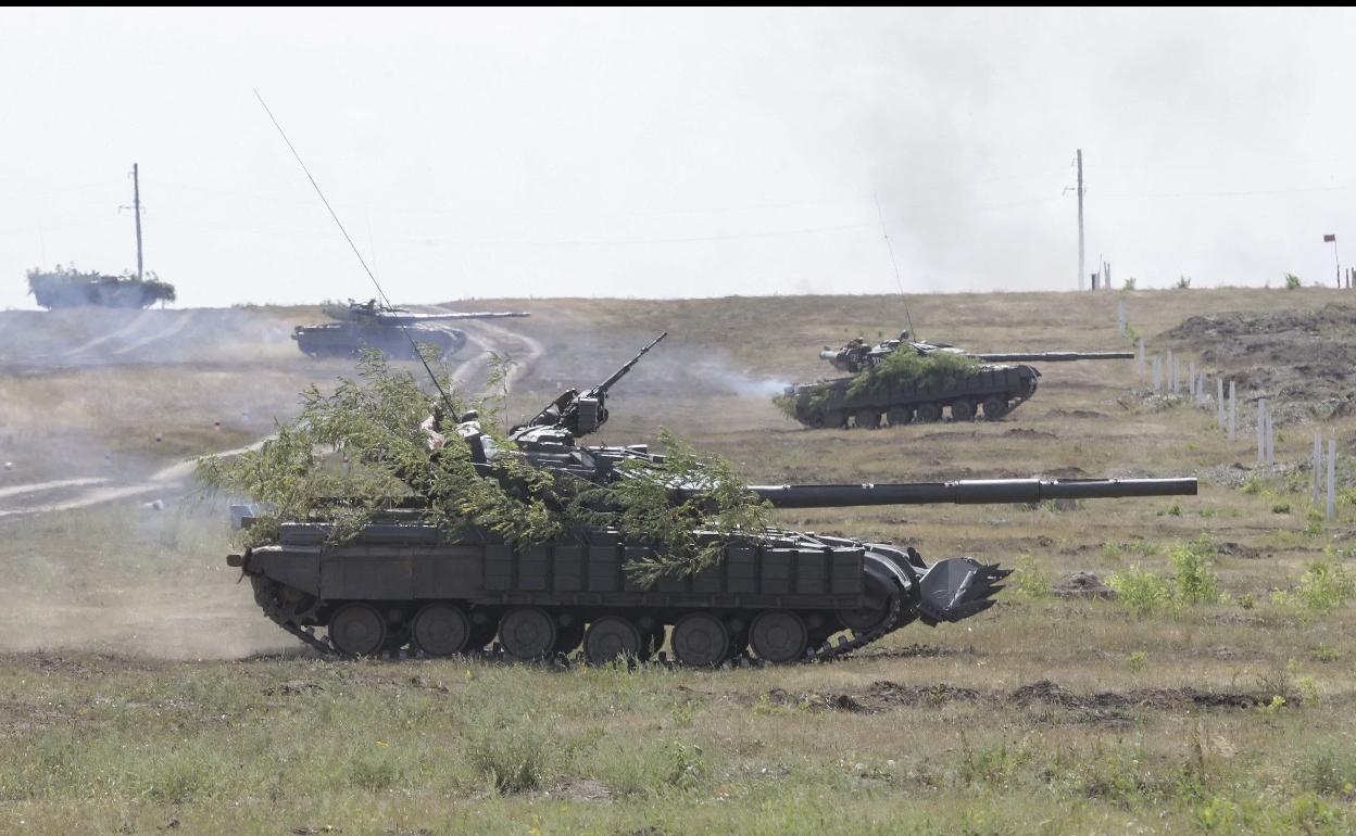 Un tanque de rebeldes pro-rusos participa en un ejercicio militar cerca de Lugansk (Ucrania).