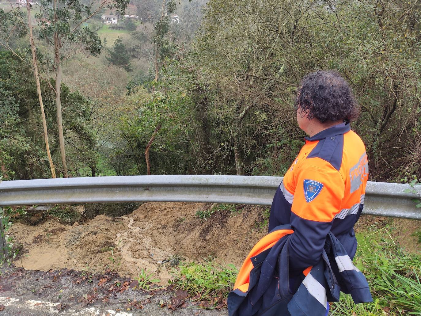 Un argayo de grandes dimensiones ha cortado el acceso a playa España, en Villaviciosa.