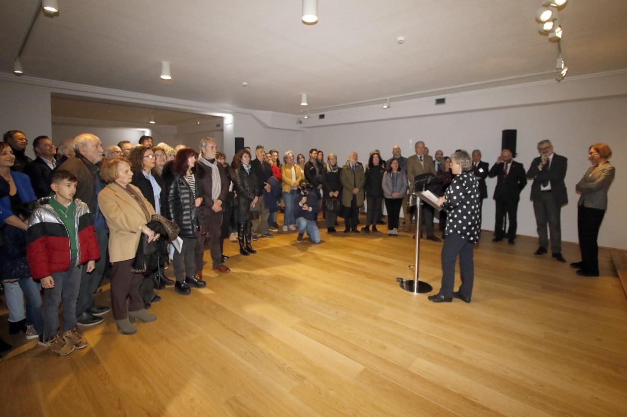 Numeroso público asistió ayer a la inauguración de la muestra en el Museo de Gijón Casa Natal de Jovellanos. 