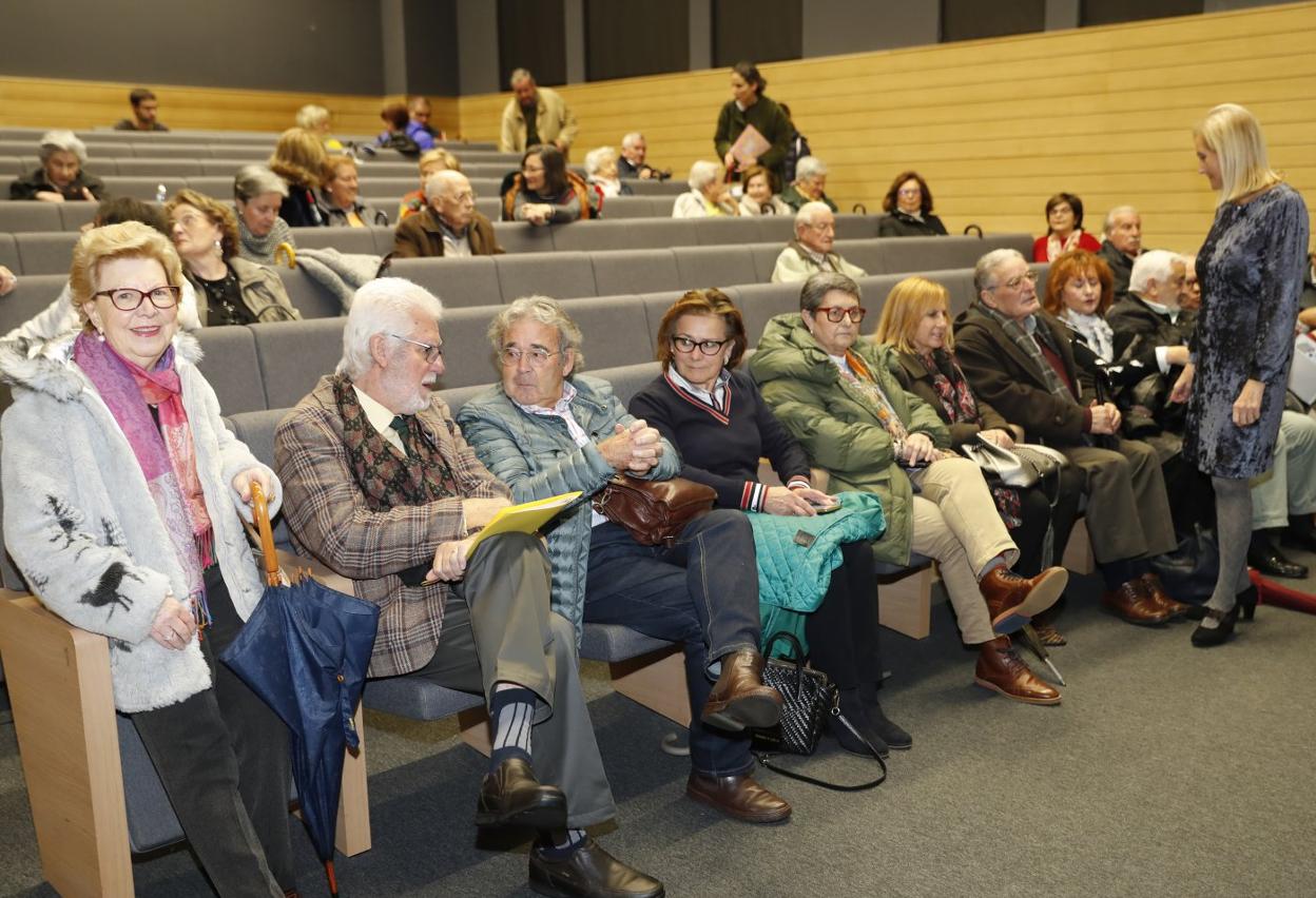 Luis Rubio, sentado, conversa con Álvaro Domínguez-Gil e Isabel Moro, de pie, con otros socios. 