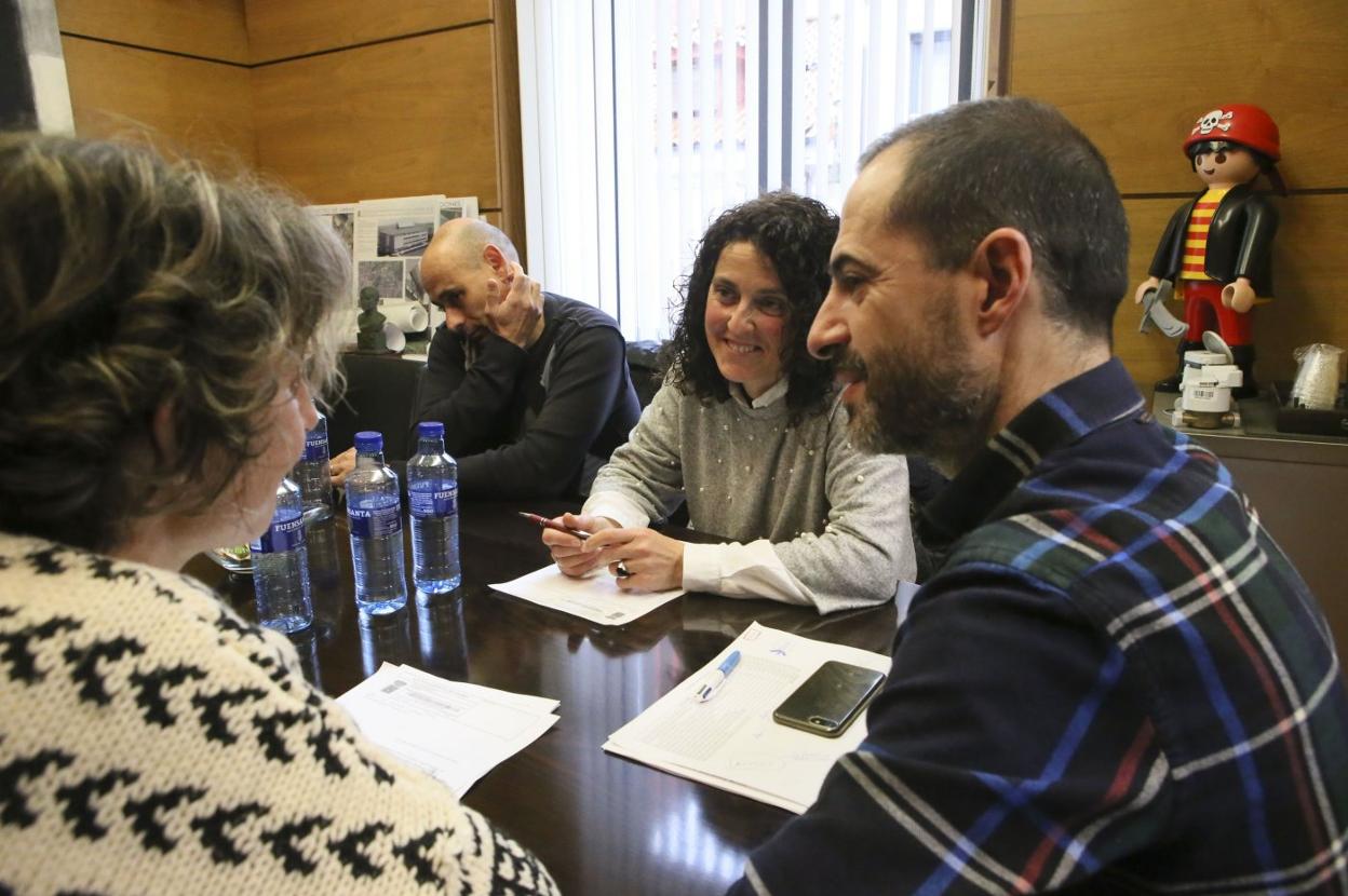 El alcalde de Siero se reunió con los padres de los alumnos.