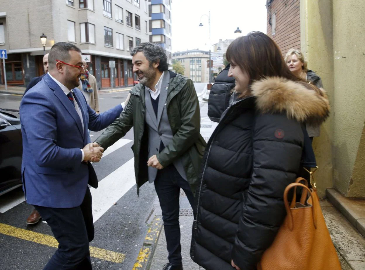 Adrián Barbón saluda al consejero de Desarrollo Rural, Alejandro Calvo, y a la alcaldesa de Carreño, Amelia Fernández, a su llegada al teatro Prendes de Candás. 