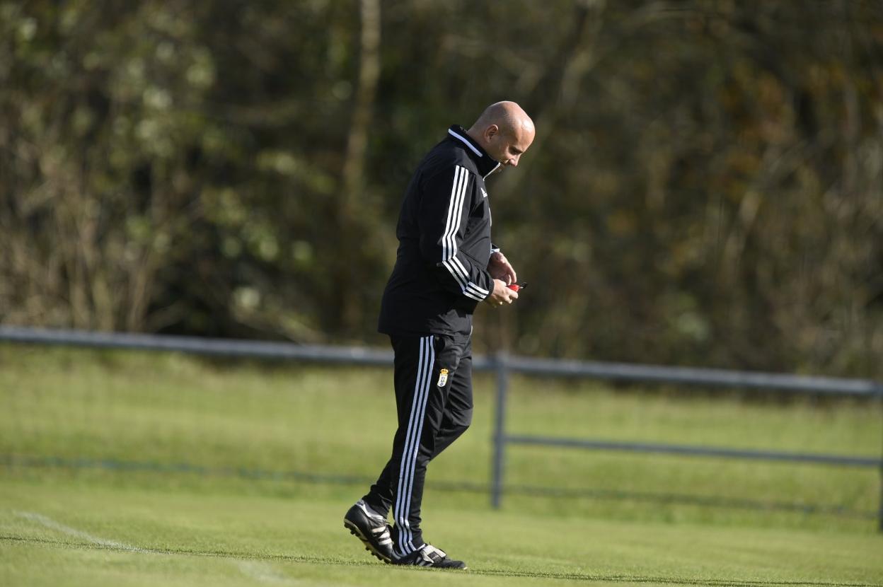 Javi Rozada, pensativo, durante un entrenamiento. 