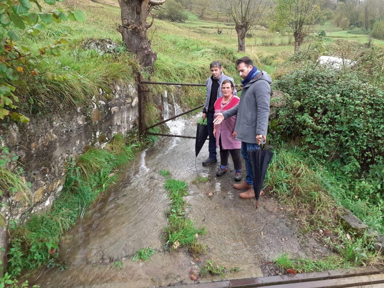 Carlos Salazar y Álvaro Queipo con una vecina de Amieva. :: PP