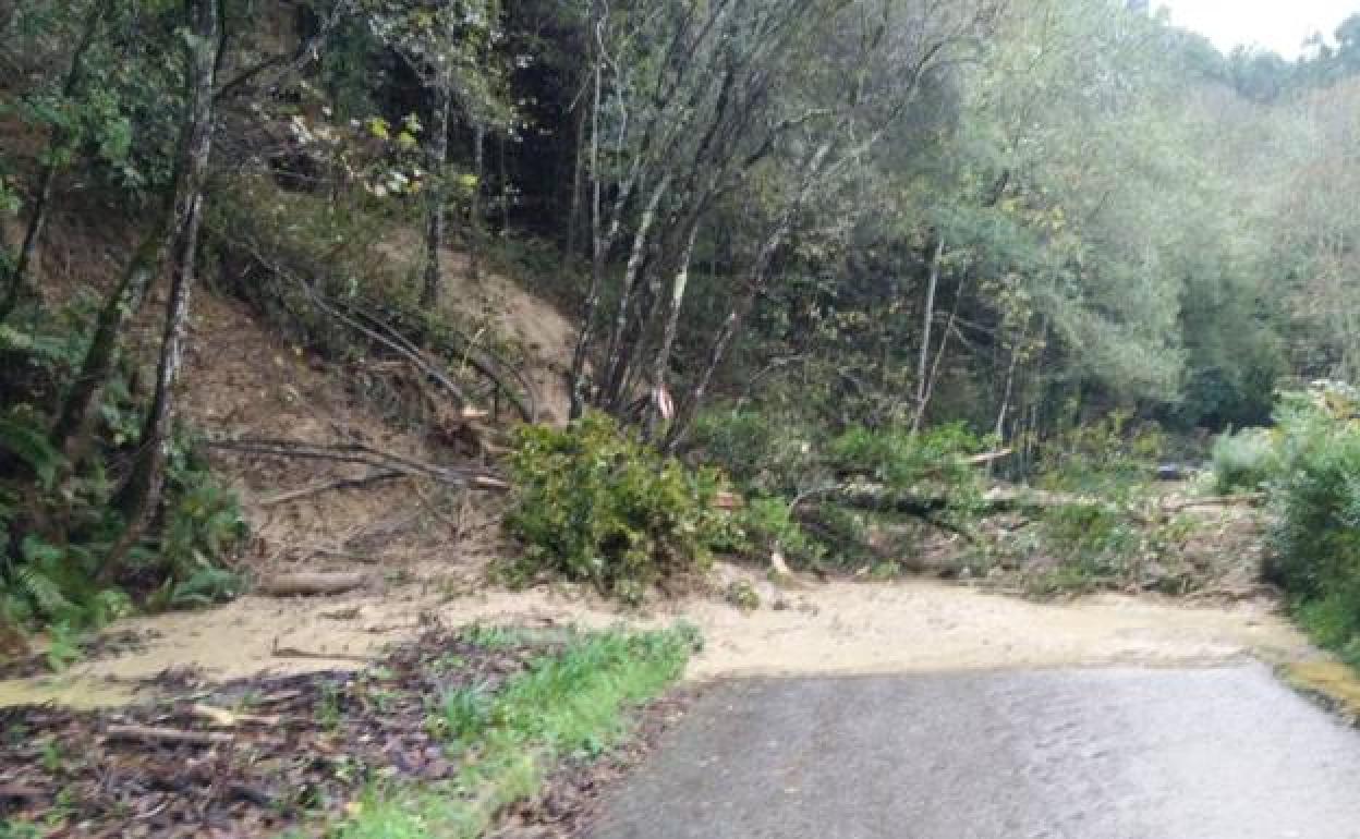 Argayo en la carretera de acceso a playa España.