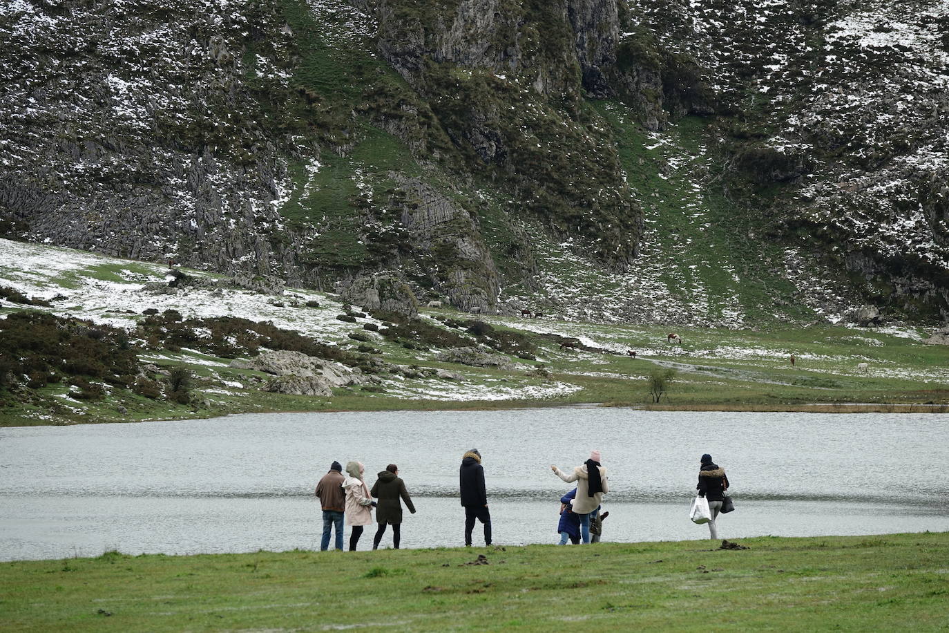 El viento del sur y la intensa lluvia provocaron la desaparición de nieve en el entorno de los Lagos de Covadonga pero favorece la aparición de otros tesoros como el desconocido tercer lago, 'El Bricial'.
