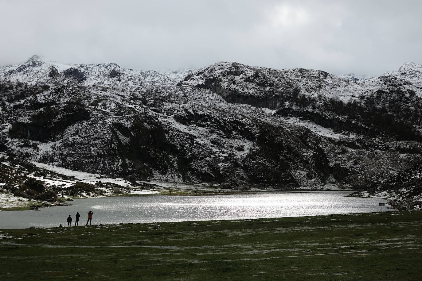 El viento del sur y la intensa lluvia provocaron la desaparición de nieve en el entorno de los Lagos de Covadonga pero favorece la aparición de otros tesoros como el desconocido tercer lago, 'El Bricial'.