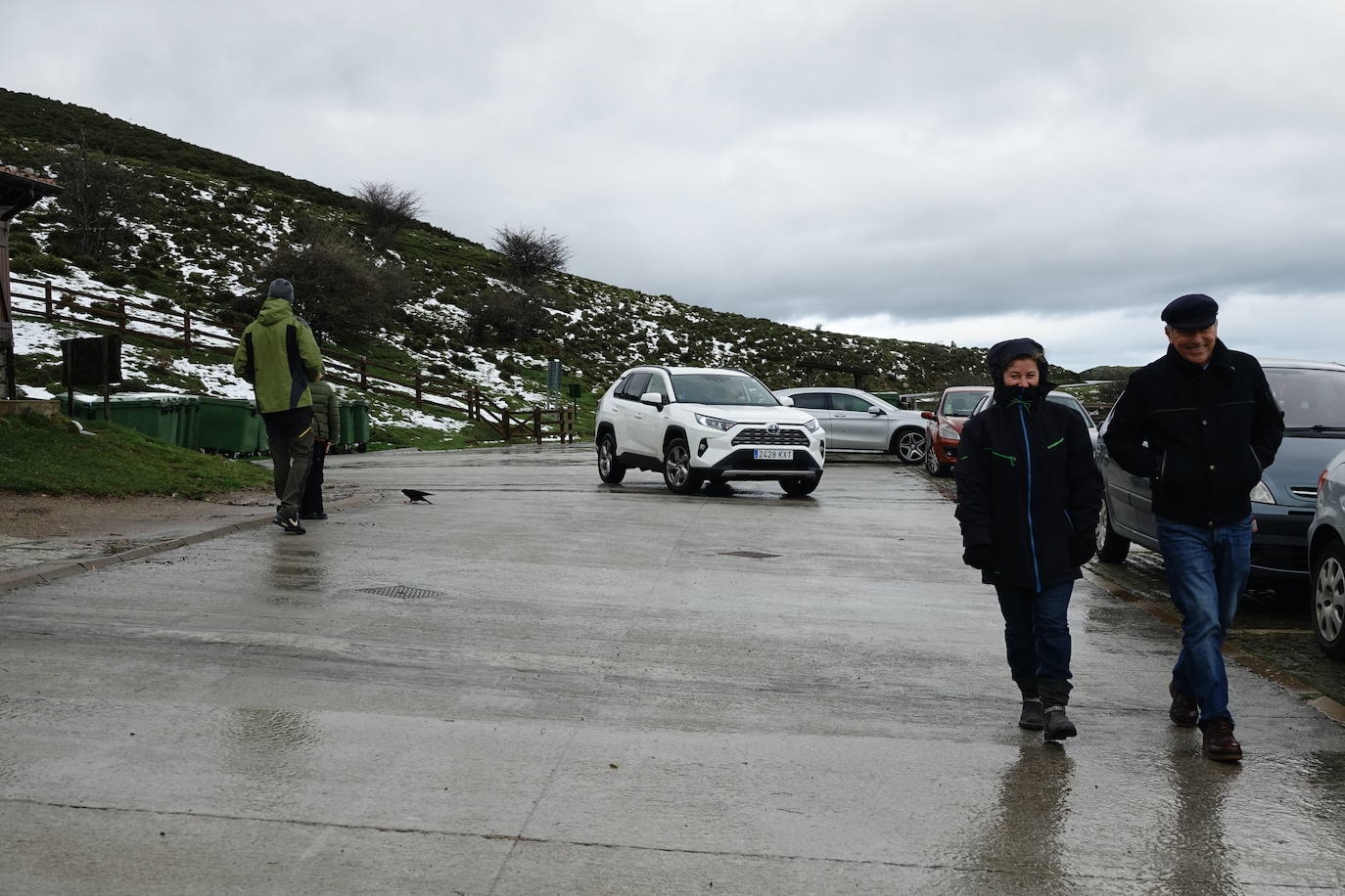 El viento del sur y la intensa lluvia provocaron la desaparición de nieve en el entorno de los Lagos de Covadonga pero favorece la aparición de otros tesoros como el desconocido tercer lago, 'El Bricial'.