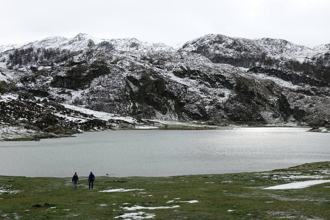 El viento del sur y la intensa lluvia provocaron la desaparición de nieve en el entorno de los Lagos de Covadonga pero favorece la aparición de otros tesoros como el desconocido tercer lago, 'El Bricial'.