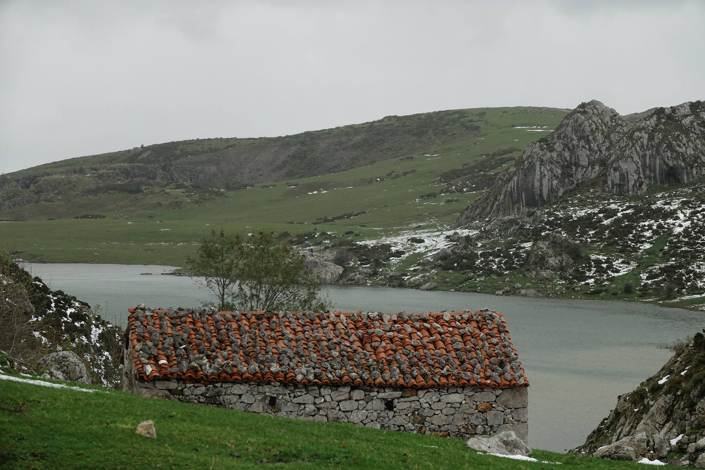 El viento del sur y la intensa lluvia provocaron la desaparición de nieve en el entorno de los Lagos de Covadonga pero favorece la aparición de otros tesoros como el desconocido tercer lago, 'El Bricial'.