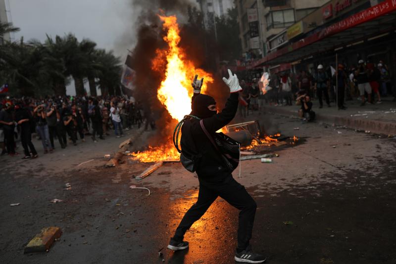 Aumenta la violencia en Chile. Miles de manifestantes volvieron este viernes a las calles para protestar contra las reformas del gobierno de Sebastián Piñera. La jornada dejó varios altercados violentos, además de daños en edificios emblemáticos. Destacan el incendio de un edificio histórico de la Universidad Pedro de Valdivia y el asalto a la parroquia de La Asunción. Bancos e imágenes religiosas fueron utilizados para construir una barricada y prendidos fuego.