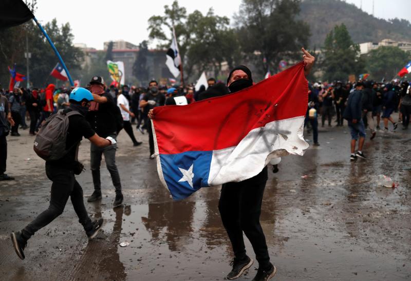 Aumenta la violencia en Chile. Miles de manifestantes volvieron este viernes a las calles para protestar contra las reformas del gobierno de Sebastián Piñera. La jornada dejó varios altercados violentos, además de daños en edificios emblemáticos. Destacan el incendio de un edificio histórico de la Universidad Pedro de Valdivia y el asalto a la parroquia de La Asunción. Bancos e imágenes religiosas fueron utilizados para construir una barricada y prendidos fuego.