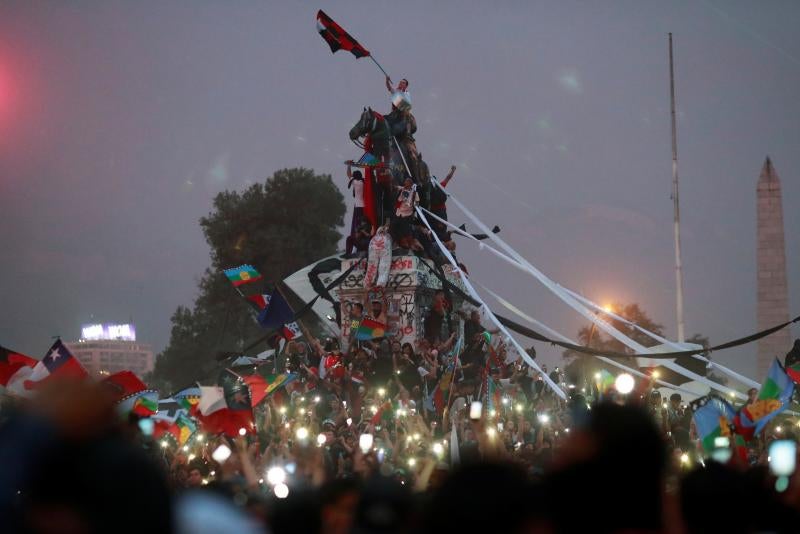 Aumenta la violencia en Chile. Miles de manifestantes volvieron este viernes a las calles para protestar contra las reformas del gobierno de Sebastián Piñera. La jornada dejó varios altercados violentos, además de daños en edificios emblemáticos. Destacan el incendio de un edificio histórico de la Universidad Pedro de Valdivia y el asalto a la parroquia de La Asunción. Bancos e imágenes religiosas fueron utilizados para construir una barricada y prendidos fuego.