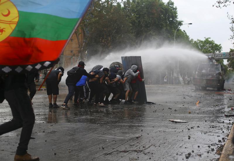 Aumenta la violencia en Chile. Miles de manifestantes volvieron este viernes a las calles para protestar contra las reformas del gobierno de Sebastián Piñera. La jornada dejó varios altercados violentos, además de daños en edificios emblemáticos. Destacan el incendio de un edificio histórico de la Universidad Pedro de Valdivia y el asalto a la parroquia de La Asunción. Bancos e imágenes religiosas fueron utilizados para construir una barricada y prendidos fuego.