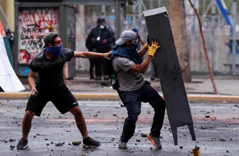 Aumenta la violencia en Chile. Miles de manifestantes volvieron este viernes a las calles para protestar contra las reformas del gobierno de Sebastián Piñera. La jornada dejó varios altercados violentos, además de daños en edificios emblemáticos. Destacan el incendio de un edificio histórico de la Universidad Pedro de Valdivia y el asalto a la parroquia de La Asunción. Bancos e imágenes religiosas fueron utilizados para construir una barricada y prendidos fuego.