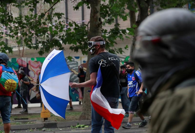 Aumenta la violencia en Chile. Miles de manifestantes volvieron este viernes a las calles para protestar contra las reformas del gobierno de Sebastián Piñera. La jornada dejó varios altercados violentos, además de daños en edificios emblemáticos. Destacan el incendio de un edificio histórico de la Universidad Pedro de Valdivia y el asalto a la parroquia de La Asunción. Bancos e imágenes religiosas fueron utilizados para construir una barricada y prendidos fuego.