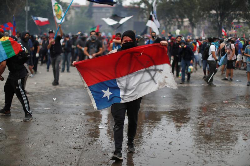 Aumenta la violencia en Chile. Miles de manifestantes volvieron este viernes a las calles para protestar contra las reformas del gobierno de Sebastián Piñera. La jornada dejó varios altercados violentos, además de daños en edificios emblemáticos. Destacan el incendio de un edificio histórico de la Universidad Pedro de Valdivia y el asalto a la parroquia de La Asunción. Bancos e imágenes religiosas fueron utilizados para construir una barricada y prendidos fuego.