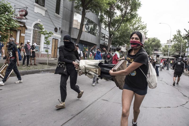 Aumenta la violencia en Chile. Miles de manifestantes volvieron este viernes a las calles para protestar contra las reformas del gobierno de Sebastián Piñera. La jornada dejó varios altercados violentos, además de daños en edificios emblemáticos. Destacan el incendio de un edificio histórico de la Universidad Pedro de Valdivia y el asalto a la parroquia de La Asunción. Bancos e imágenes religiosas fueron utilizados para construir una barricada y prendidos fuego.
