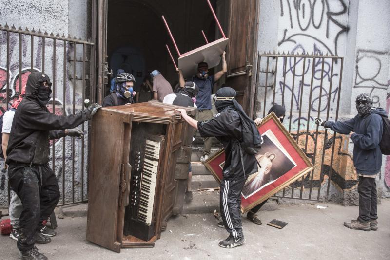 Aumenta la violencia en Chile. Miles de manifestantes volvieron este viernes a las calles para protestar contra las reformas del gobierno de Sebastián Piñera. La jornada dejó varios altercados violentos, además de daños en edificios emblemáticos. Destacan el incendio de un edificio histórico de la Universidad Pedro de Valdivia y el asalto a la parroquia de La Asunción. Bancos e imágenes religiosas fueron utilizados para construir una barricada y prendidos fuego.