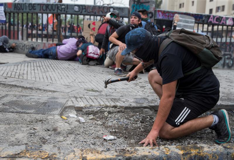 Aumenta la violencia en Chile. Miles de manifestantes volvieron este viernes a las calles para protestar contra las reformas del gobierno de Sebastián Piñera. La jornada dejó varios altercados violentos, además de daños en edificios emblemáticos. Destacan el incendio de un edificio histórico de la Universidad Pedro de Valdivia y el asalto a la parroquia de La Asunción. Bancos e imágenes religiosas fueron utilizados para construir una barricada y prendidos fuego.