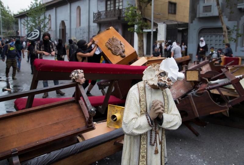 Aumenta la violencia en Chile. Miles de manifestantes volvieron este viernes a las calles para protestar contra las reformas del gobierno de Sebastián Piñera. La jornada dejó varios altercados violentos, además de daños en edificios emblemáticos. Destacan el incendio de un edificio histórico de la Universidad Pedro de Valdivia y el asalto a la parroquia de La Asunción. Bancos e imágenes religiosas fueron utilizados para construir una barricada y prendidos fuego.