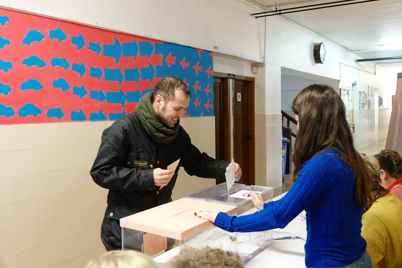 Todos los líderes políticos de la región, junto a los candidatos al Congreso y al Senado, han ejerdido ya su derecho al voto en diferentes colegios de la región. La normalidad es la tónica dominante en esta jornada, donde se no han producido incidentes destacados.