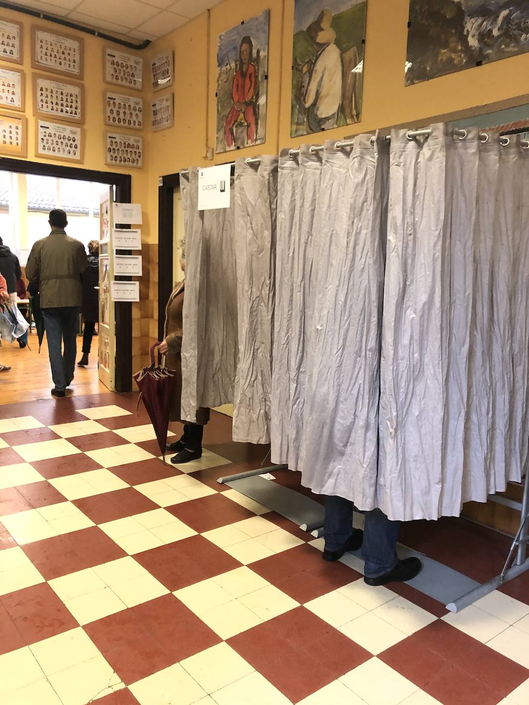 Todos los líderes políticos de la región, junto a los candidatos al Congreso y al Senado, han ejerdido ya su derecho al voto en diferentes colegios de la región. La normalidad es la tónica dominante en esta jornada, donde se no han producido incidentes destacados.