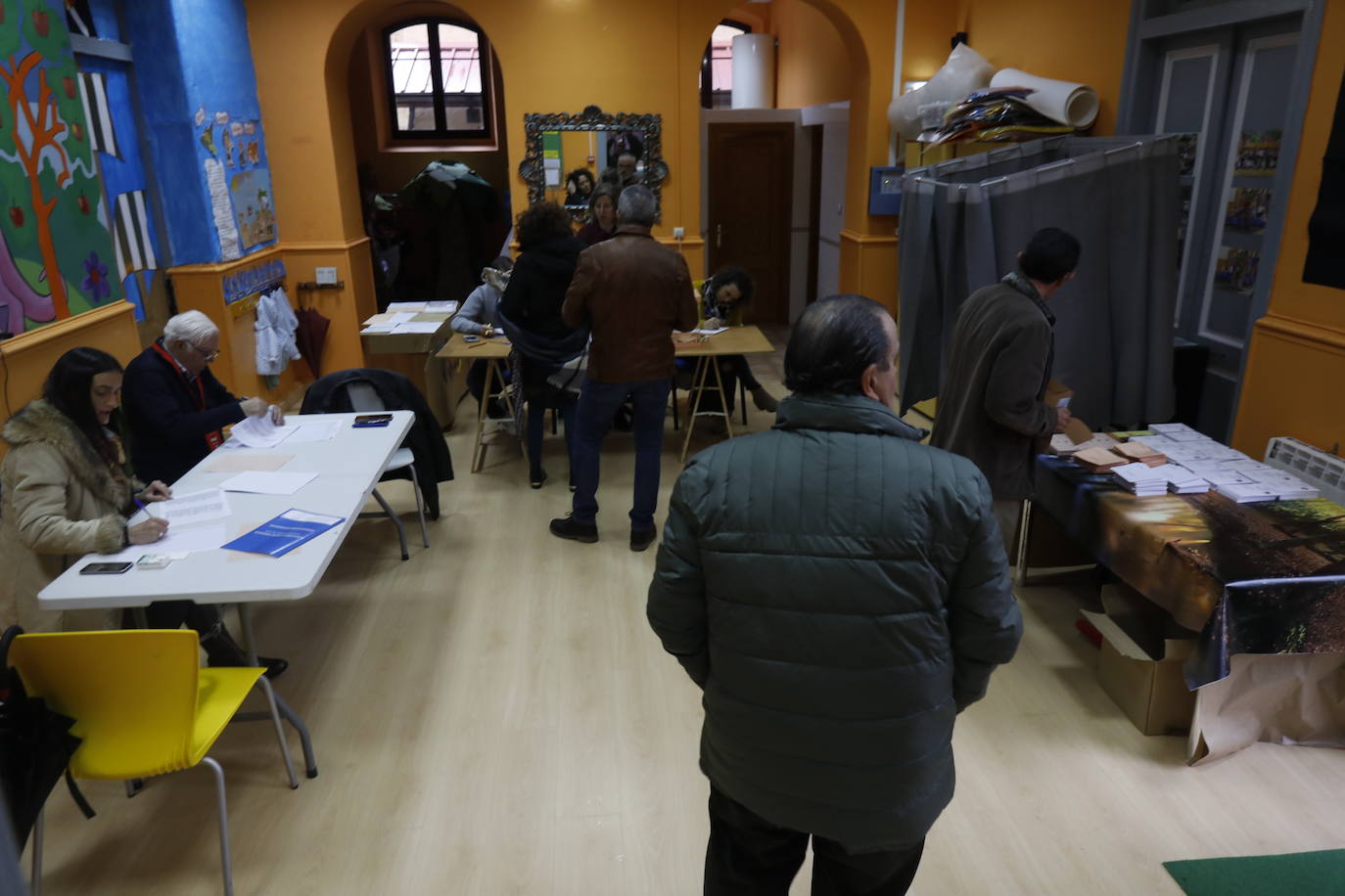 Todos los líderes políticos de la región, junto a los candidatos al Congreso y al Senado, han ejerdido ya su derecho al voto en diferentes colegios de la región. La normalidad es la tónica dominante en esta jornada, donde se no han producido incidentes destacados.