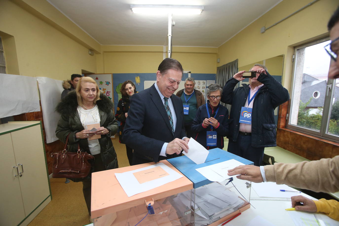 Todos los líderes políticos de la región, junto a los candidatos al Congreso y al Senado, han ejerdido ya su derecho al voto en diferentes colegios de la región. La normalidad es la tónica dominante en esta jornada, donde se no han producido incidentes destacados.