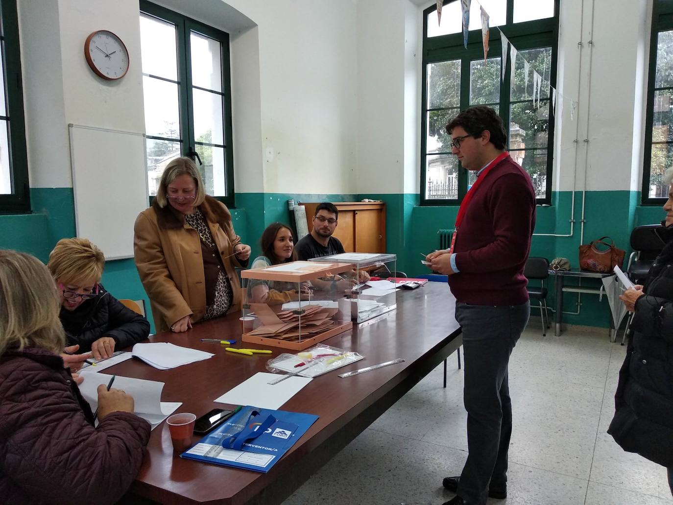 Todos los líderes políticos de la región, junto a los candidatos al Congreso y al Senado, han ejerdido ya su derecho al voto en diferentes colegios de la región. La normalidad es la tónica dominante en esta jornada, donde se no han producido incidentes destacados.