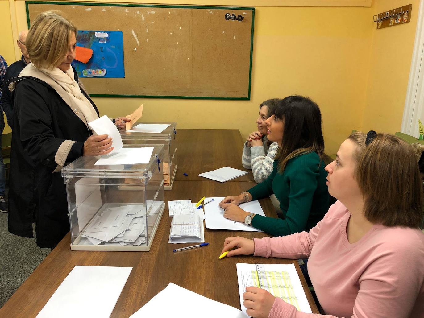 Todos los líderes políticos de la región, junto a los candidatos al Congreso y al Senado, han ejerdido ya su derecho al voto en diferentes colegios de la región. La normalidad es la tónica dominante en esta jornada, donde se no han producido incidentes destacados.