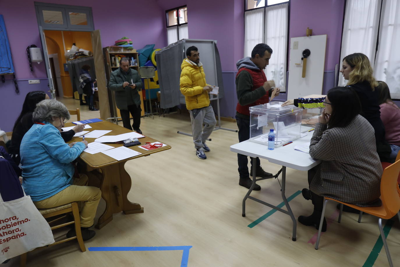 Todos los líderes políticos de la región, junto a los candidatos al Congreso y al Senado, han ejerdido ya su derecho al voto en diferentes colegios de la región. La normalidad es la tónica dominante en esta jornada, donde se no han producido incidentes destacados.