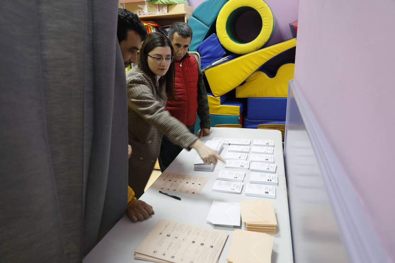 Todos los líderes políticos de la región, junto a los candidatos al Congreso y al Senado, han ejerdido ya su derecho al voto en diferentes colegios de la región. La normalidad es la tónica dominante en esta jornada, donde se no han producido incidentes destacados.