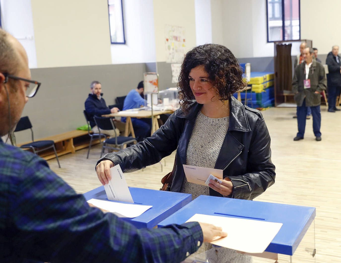 Todos los líderes políticos de la región, junto a los candidatos al Congreso y al Senado, han ejerdido ya su derecho al voto en diferentes colegios de la región. La normalidad es la tónica dominante en esta jornada, donde se no han producido incidentes destacados.