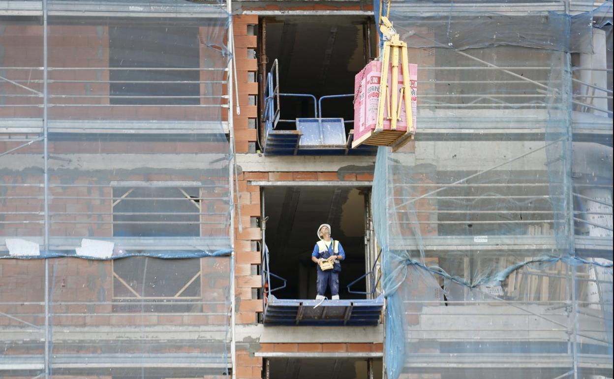 Edificio en construcción en la zona de El Cerillero, en Gijón. 