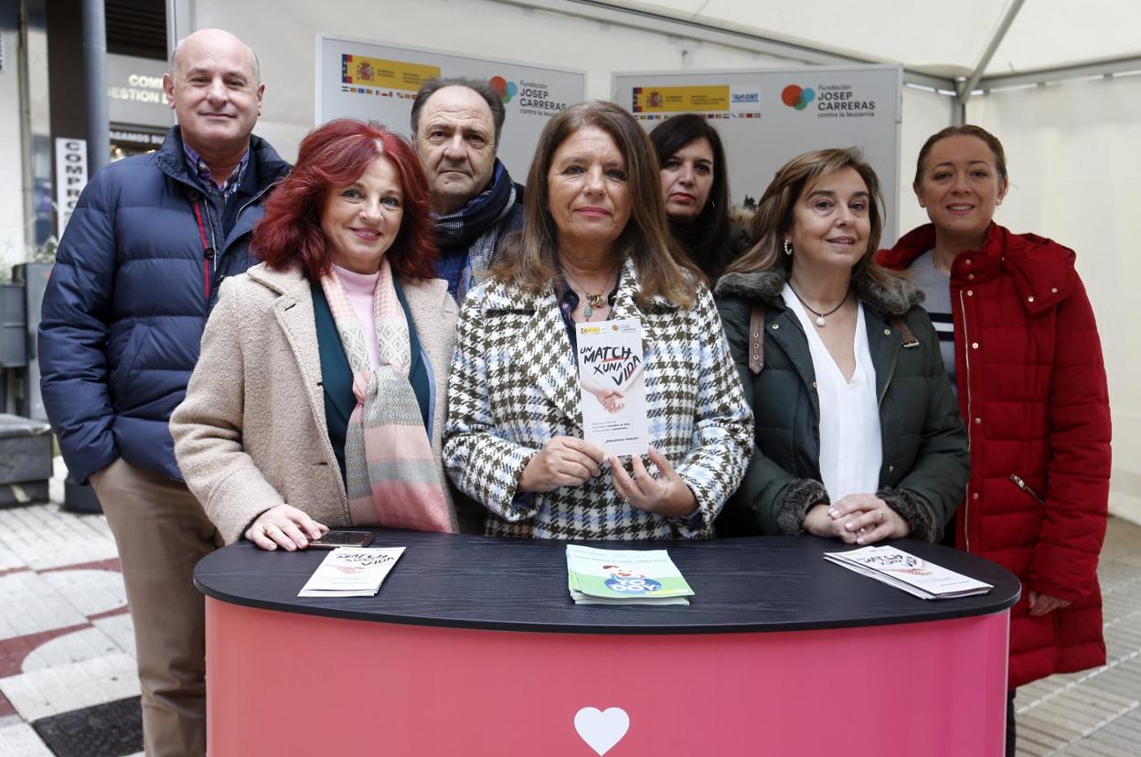 Por la izquierda, Ángel Ramírez, Pilar Alonso, Benjamín Otero, Dolores Escudero, Diana García, Soledad González y Brígida Quindós, en la mesa informativa instalada en Salesas. 