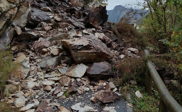 Un argayu corta la carretera de San Esteban de Cuñaba, en Peñamellera Baja