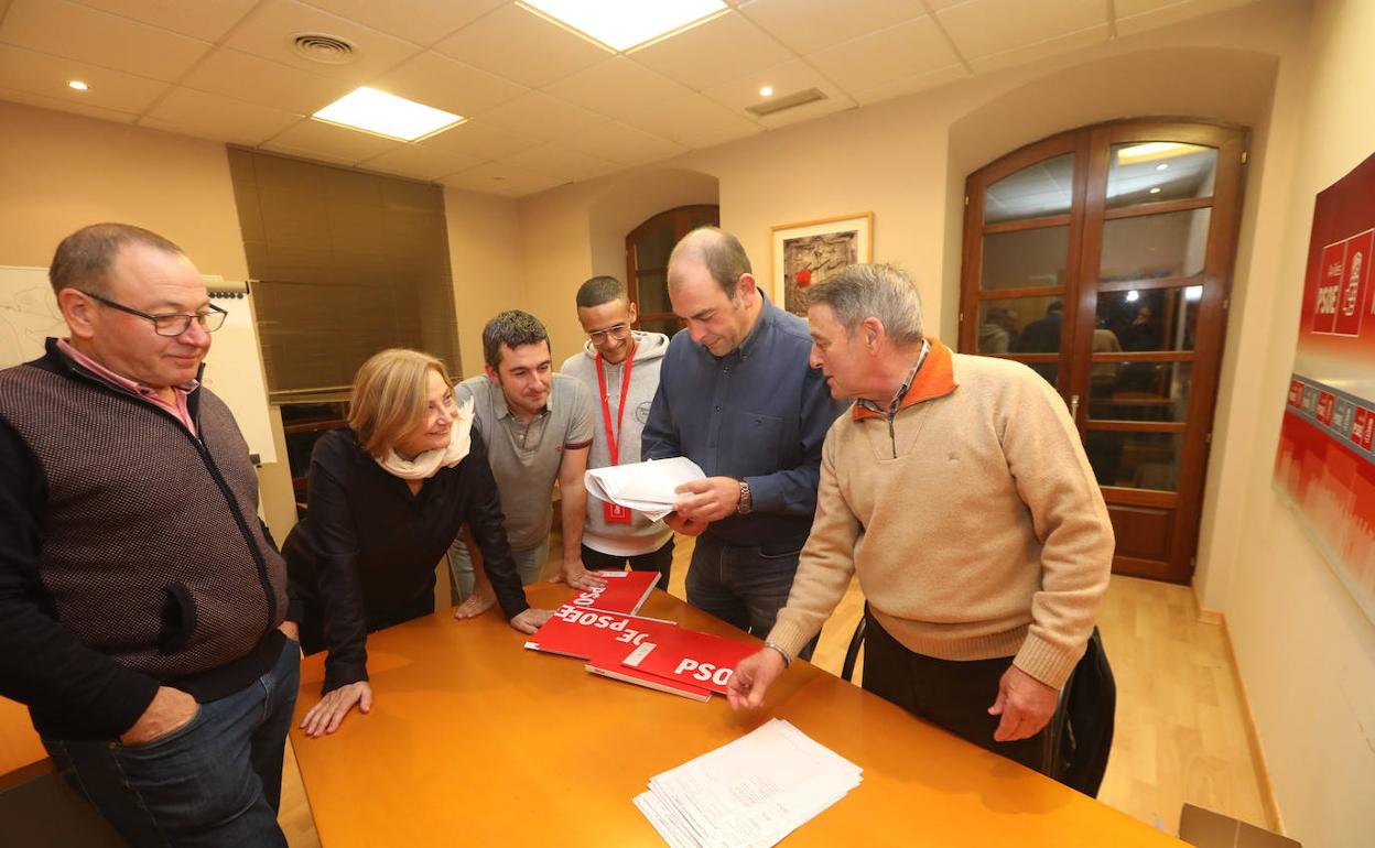 La alcaldesa de Avilés, Mariví Monteserín, con sus compañeros de partido en la noche del domingo. 