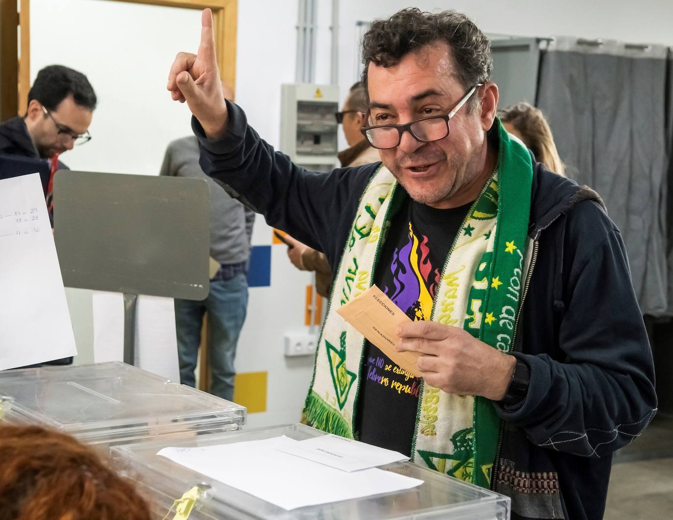 Un ciudadano con camiseta republicana y bufanda del Real Betis, vota en Sevilla, donde se disputa el derbi entre el conjunto verdiblanco y el Sevilla. 