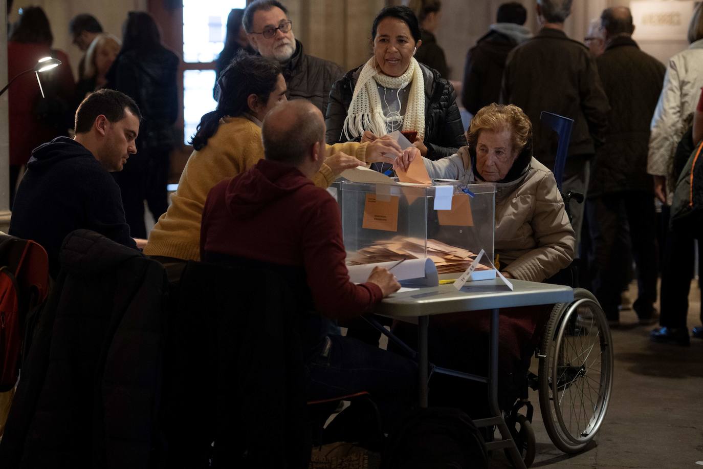Una mujer en silla de rudas ejerce su derecho a voto en Barcelona.