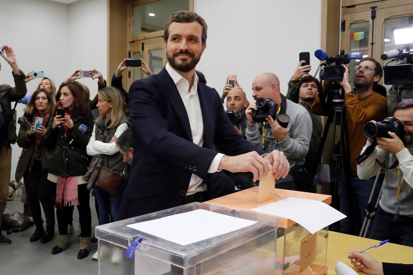 El presidente del Partido Popular Pablo Casado, deposita su voto en Madrid.