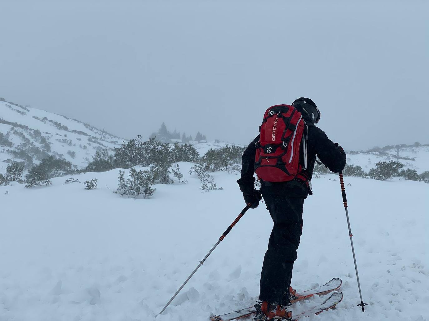 La nieve acumulada obliga a circular con cadenas en varios puertos de montaña y carreteras secundarias de la región. Además, las fuertes lluvias caídas estos días han provocado el corte de la carretera de San San Esteban de Cuñaba, en Peñamellera Baja, por un argayu.