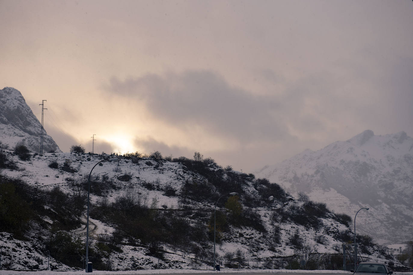 La nieve acumulada obliga a circular con cadenas en varios puertos de montaña y carreteras secundarias de la región. Además, las fuertes lluvias caídas estos días han provocado el corte de la carretera de San San Esteban de Cuñaba, en Peñamellera Baja, por un argayu.