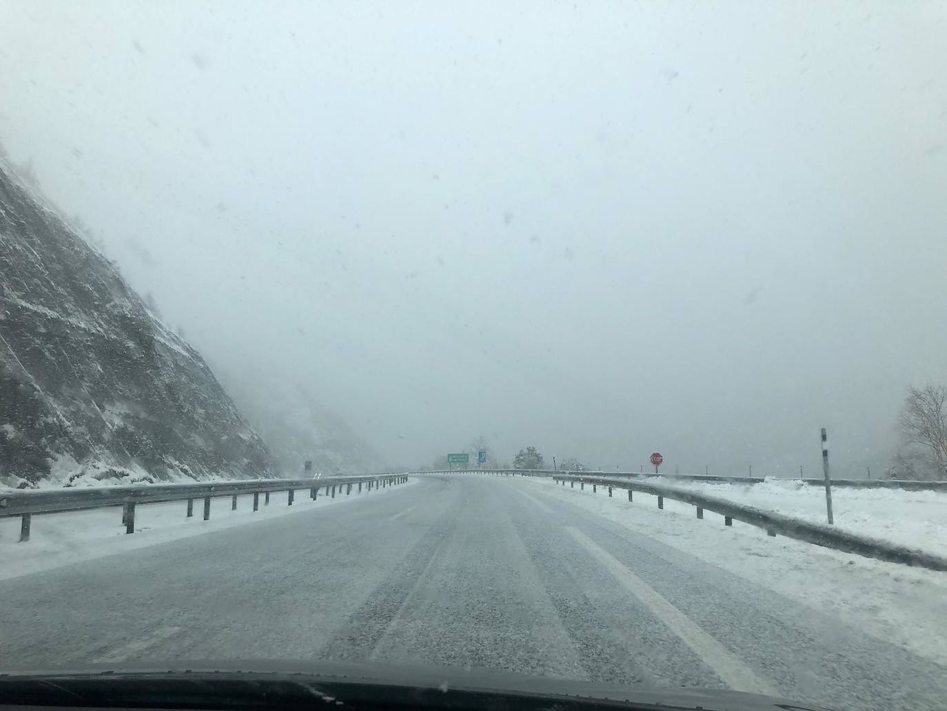 La nieve acumulada obliga a circular con cadenas en varios puertos de montaña y carreteras secundarias de la región. Además, las fuertes lluvias caídas estos días han provocado el corte de la carretera de San San Esteban de Cuñaba, en Peñamellera Baja, por un argayu.